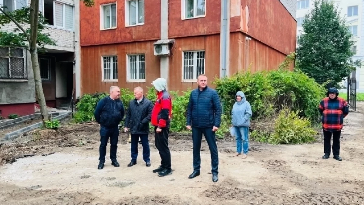 Жители и общественники проверили ремонт дворов на Красном Перекопе перед сдачей
