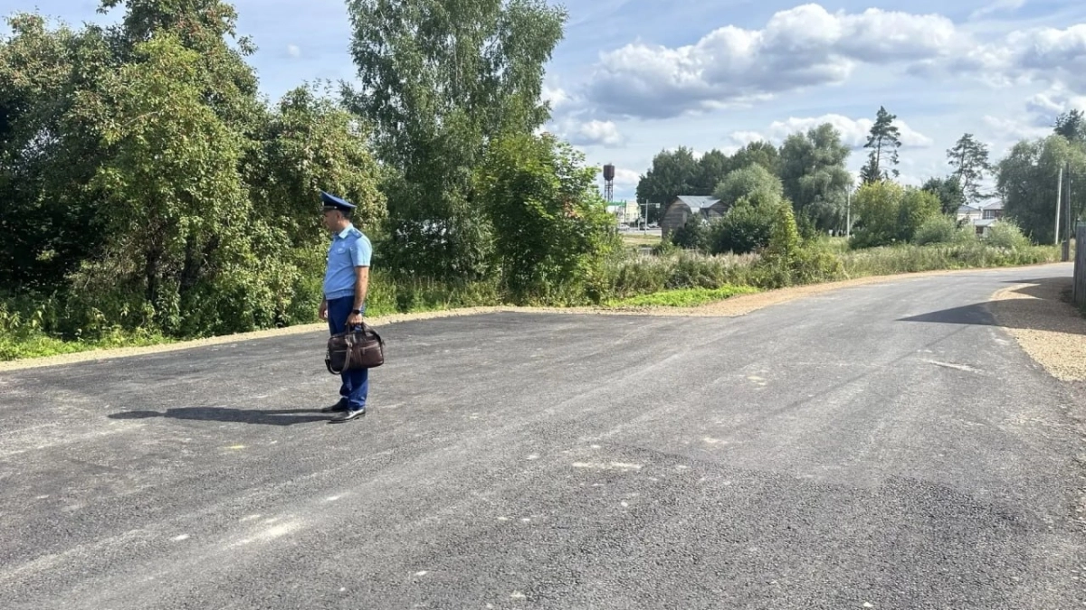 Прокуратура добилась ремонта дороги возле детского учреждения в Пречистом