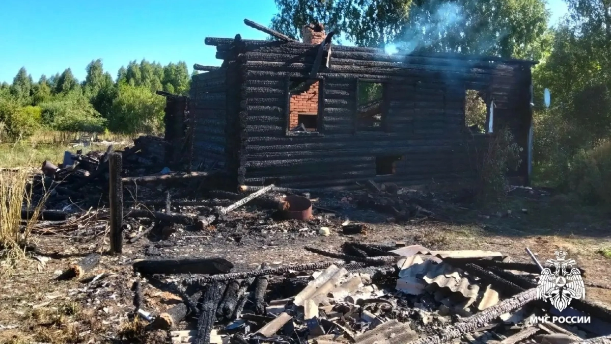 Дом сгорел дотла: при пожаре в Брейтовском округе погибла 62-летняя женщина