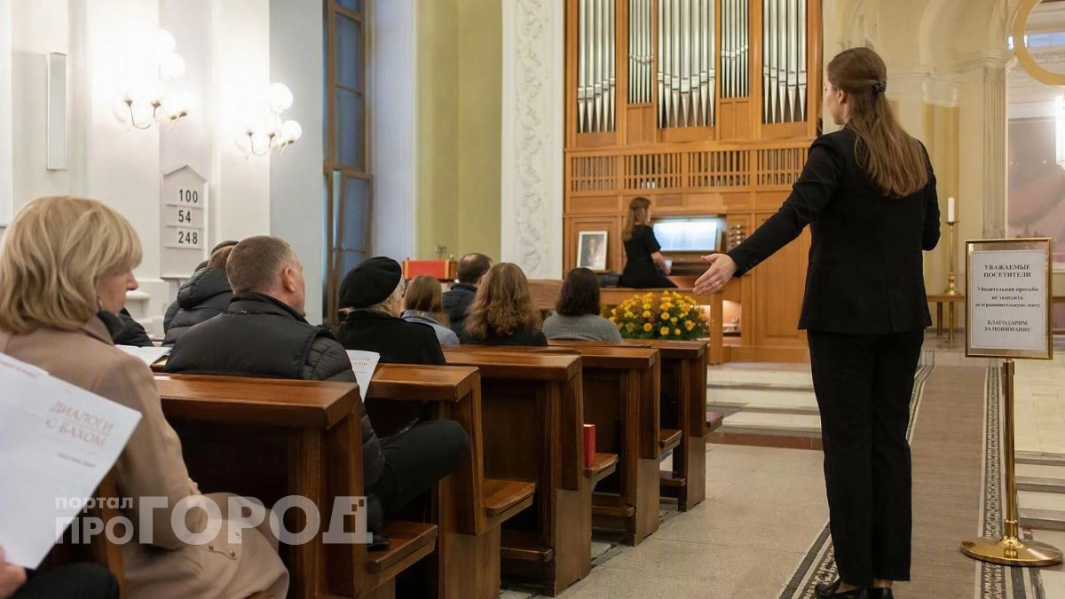 Всегда считала это нормой, пока в храме не сделали замечание: теперь я знаю, что здесь запрещено делать