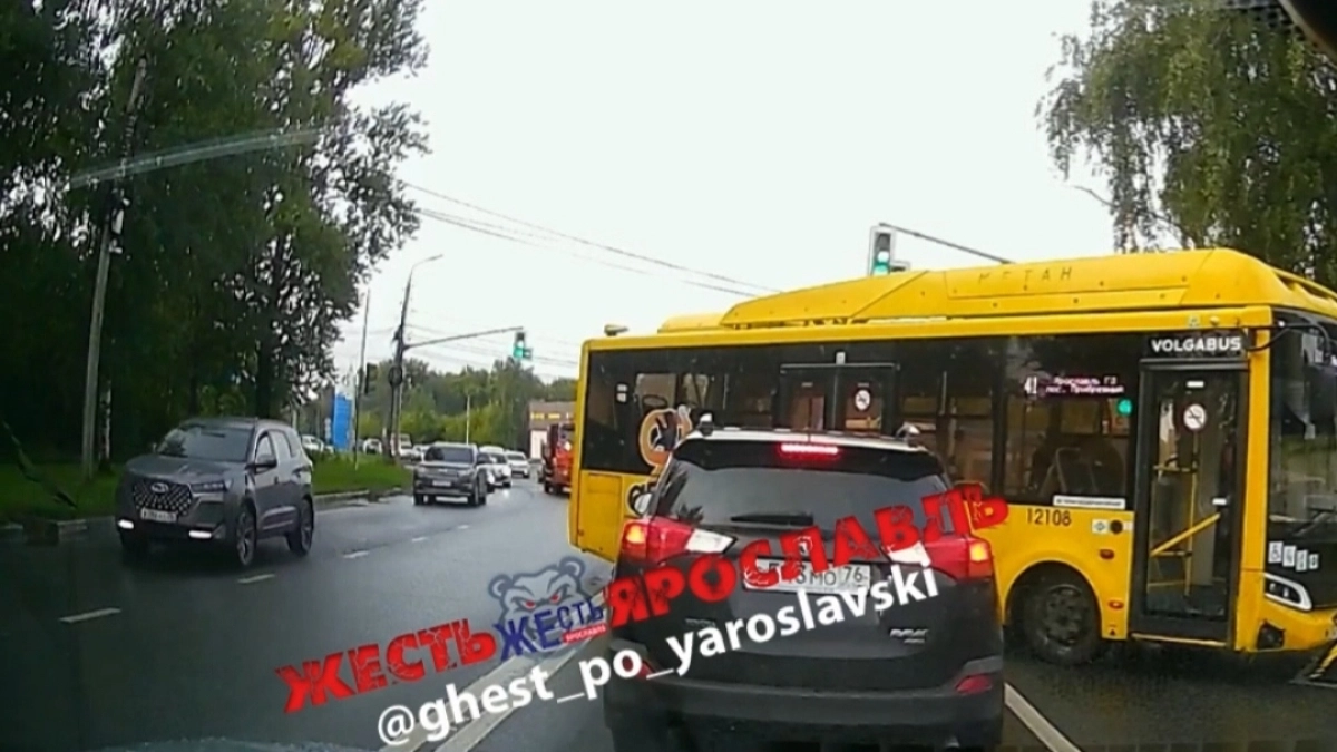 Несколько аварий осложнили движение на дорогах Ярославля утром 17 августа