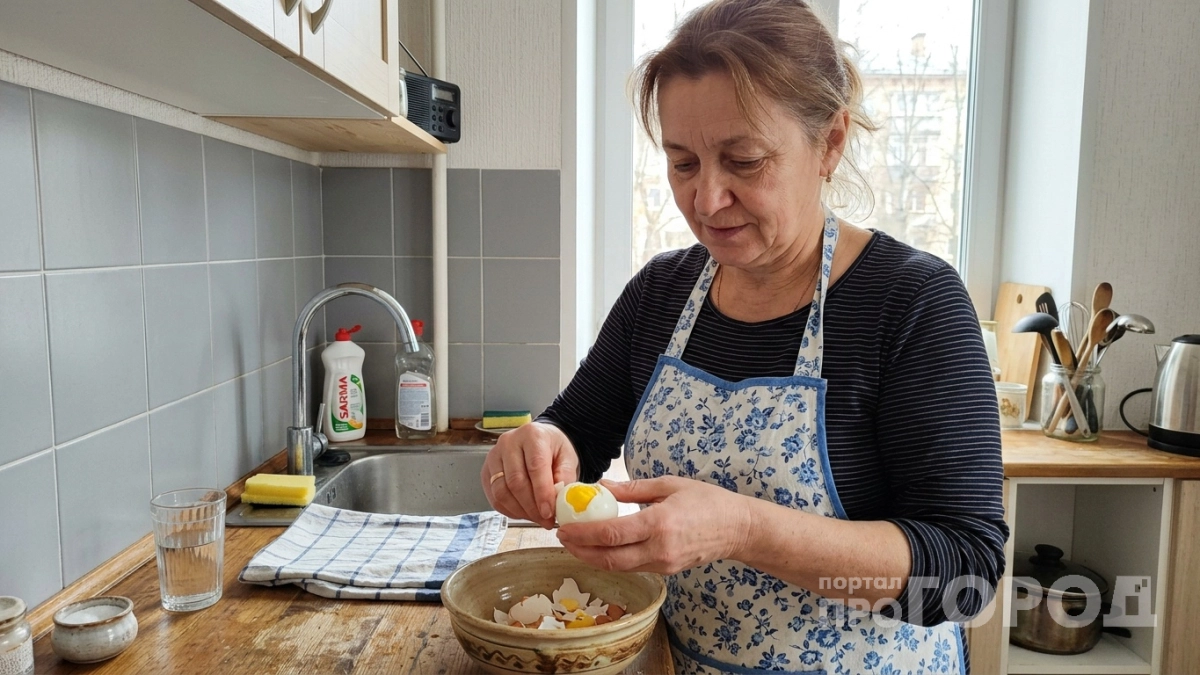 Яичная скорлупа после завтрака в мусор не летит: турецкий способ снимает нагар со сковороды за минуты