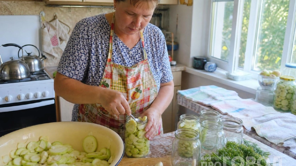 Кабачки «Лунные бочонки» закрываю с чесноком: хрустят звонче огурцов и не доживают до весны