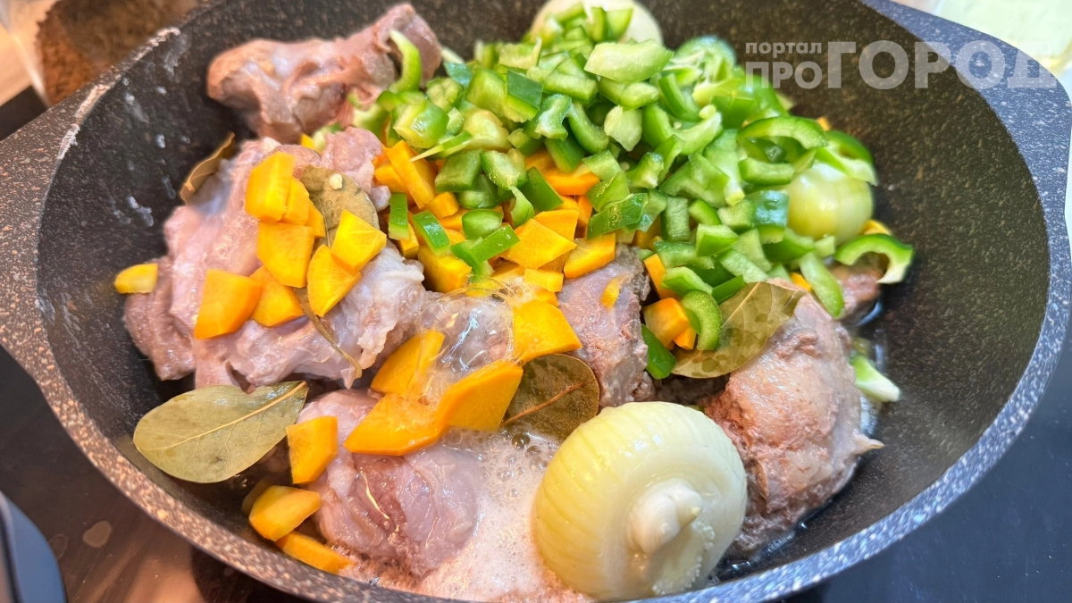 Варила мясо 2 часа, а оно все равно жесткое: шеф-повар из Узбекистана открыл секрет мягкости с помощью одного фрукта