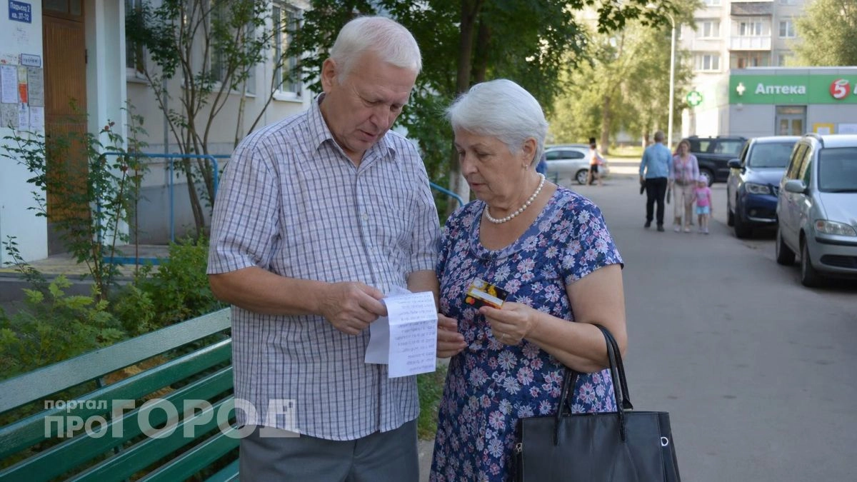 Стаж 42 года против 12 лет: почему государство платит им одинаково и в чем реальный секрет расчетов