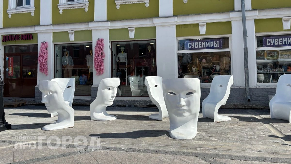 На улице Депутатской установили кресла в форме гигантских масок