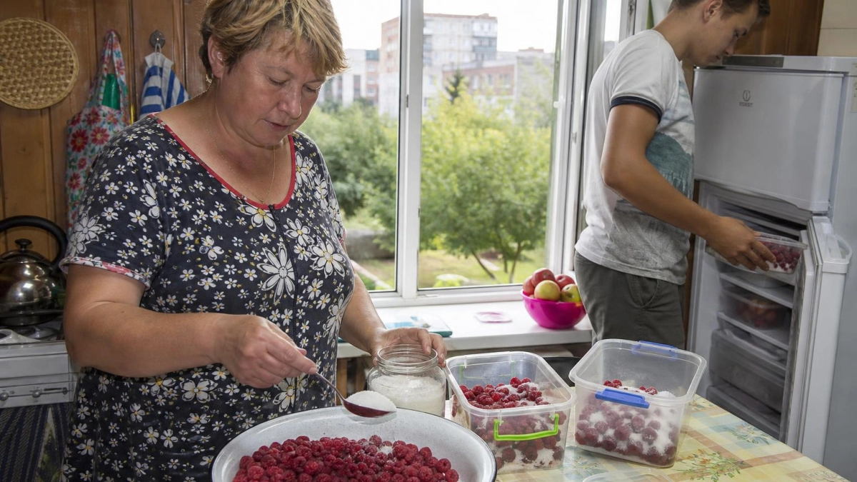 Не варю малину часами: пересыпаю ягоды сахаром и убираю в морозилку - вкус остается почти как у свежей