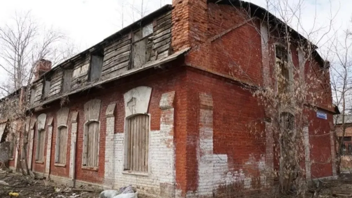 Конюшню XIX века в Норском выставили на продажу за 1 рубль