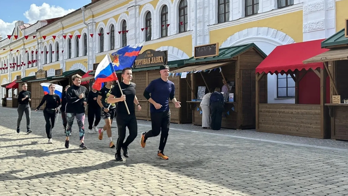 Сотрудники рыбинской СПБ провели забег с флагами по улицам города