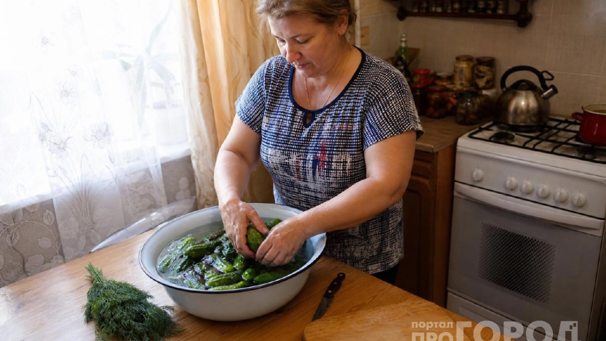 Новогодний салат готовлю со свежими дачными огурцами: бабушкина хитрость сохранить урожай без консервации