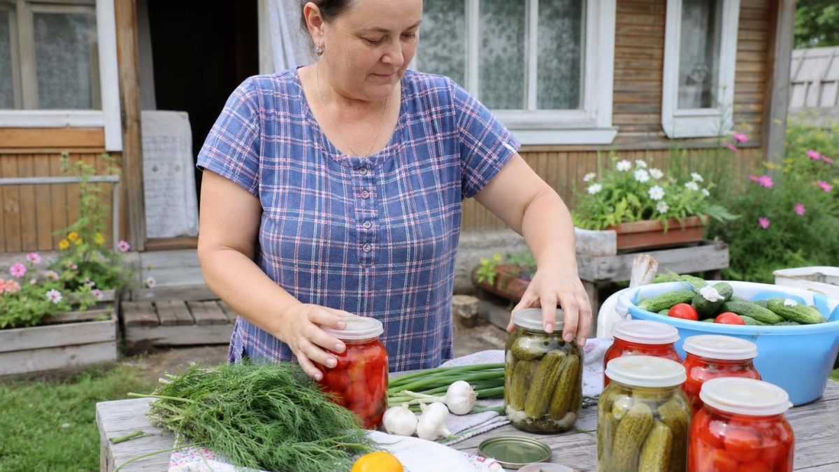 Помидоры по‑норвежски: закатала в августе 20 банок — всю зиму семья просила только эту закуску