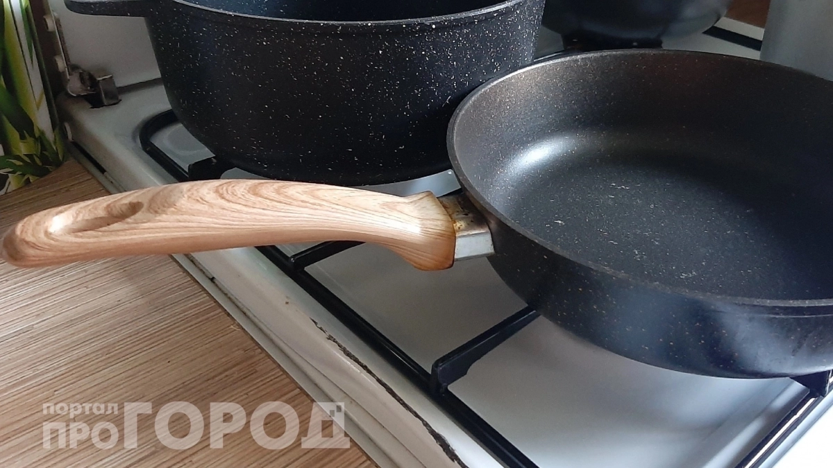 Больше не тру сковородки часами: этот простой трюк растворяет застарелый жир и нагар без капли химии