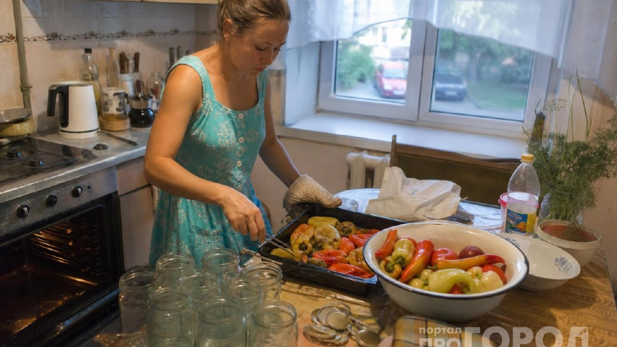 Хлеб макают прямо в банку: как приготовить густую закуску из печёного перца и чеснока - на зиму кручу по 30 банок