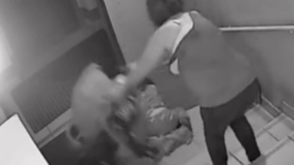 Полиция Заволжского района проверяет видео с избиением ребёнка в подъезде