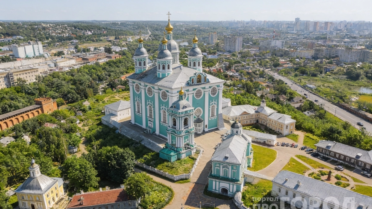 Город, где стены помнят Смутное время: мощный кремль, монастыри и старинные храмы — что посмотреть