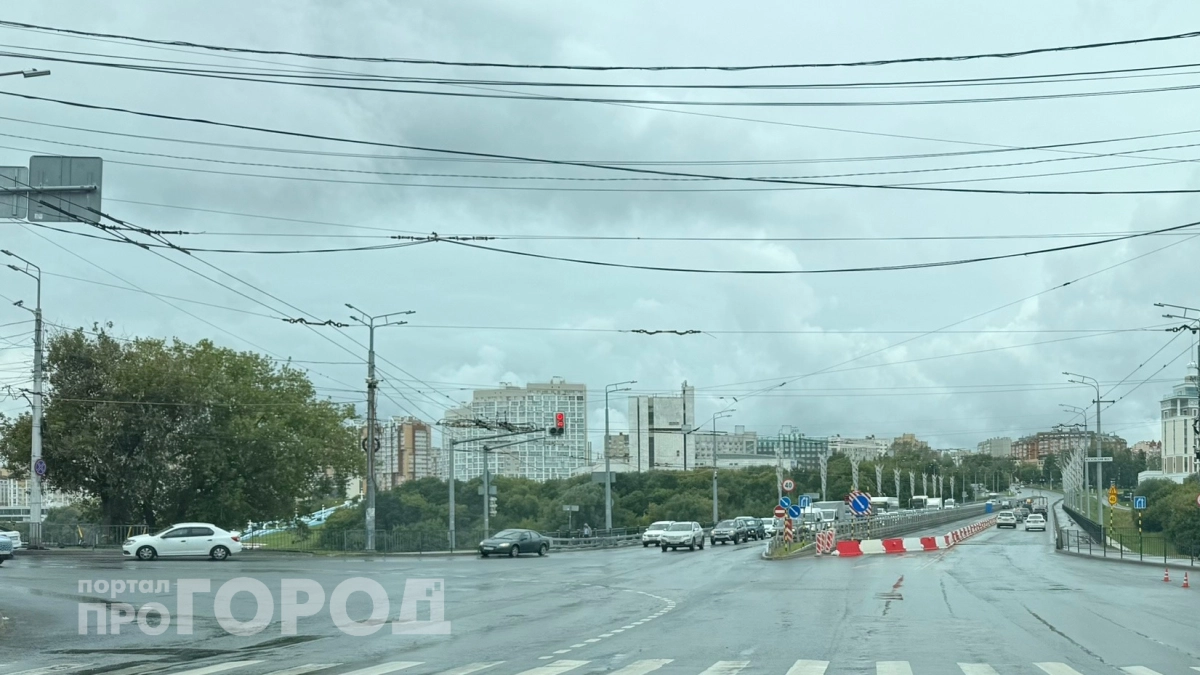 Не камеры и не датчики: настоящая причина, почему на проводах вешают яркие шары