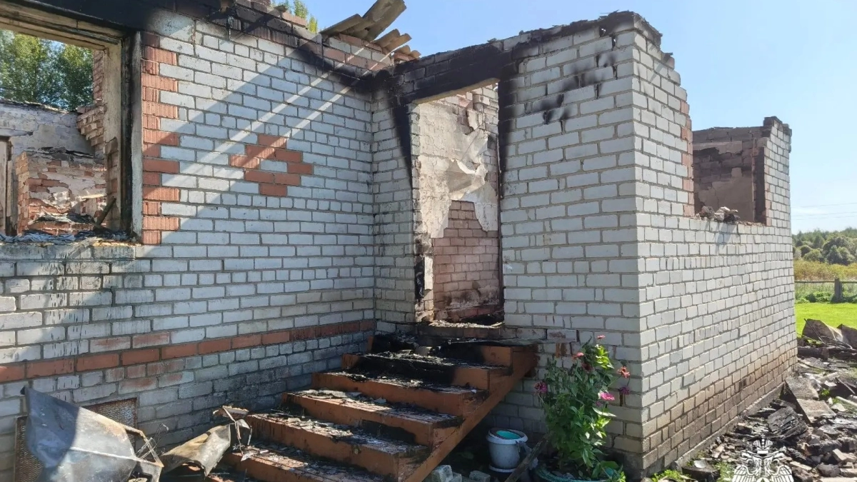 В деревне Зайки Ярославской области из-за зарядки телефона горел дом