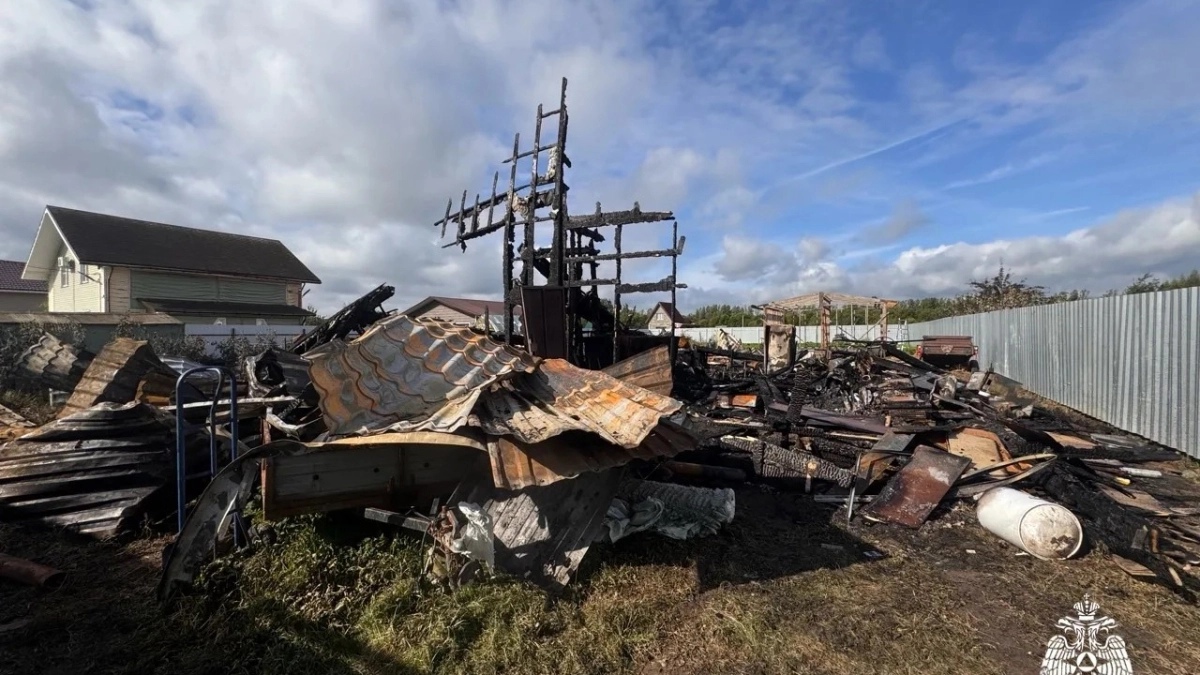 Во время пожара под Ярославлем сгорели трактор, мотоцикл и мотоблоки