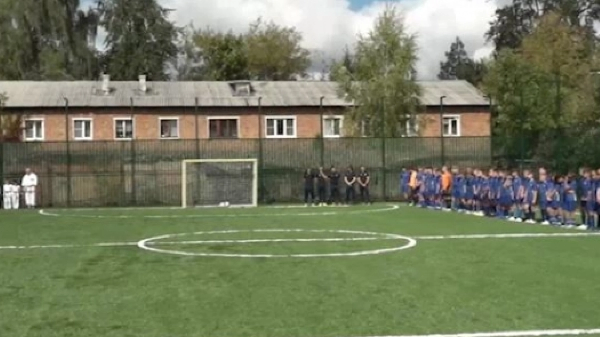 В Ярославле открыли футбольное поле с искусственным газоном и крытыми трибунами