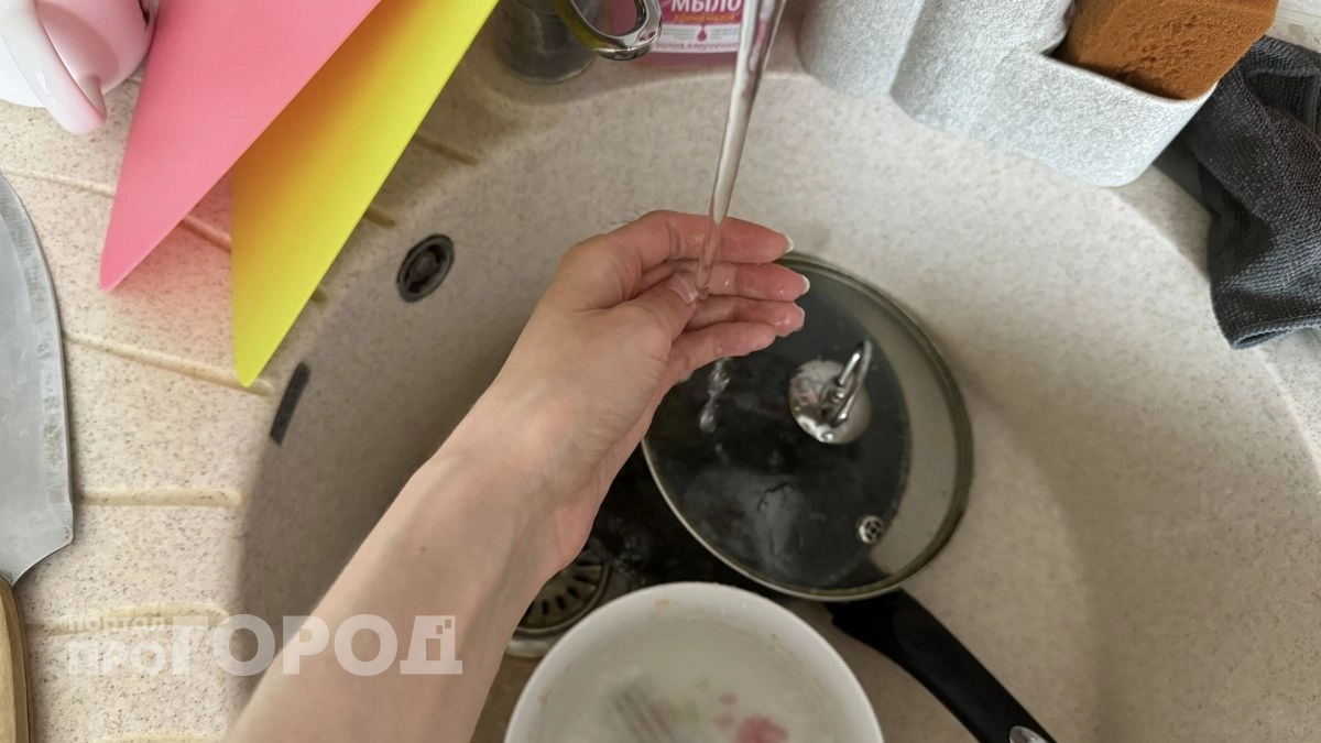 Вода стоит, из слива несет: 2 способа прочистить раковину без соды и неприятного запаха
