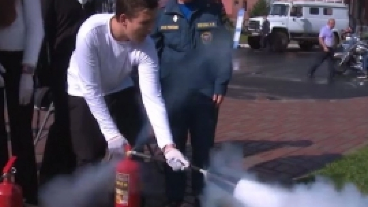 В Ярославле на акции школьникам и студентам показали технику спасателей и силовиков