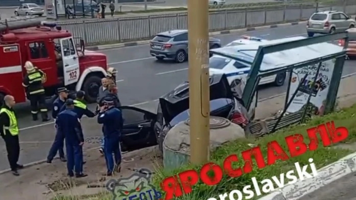 "Мерседес" влетел в остановку у "Рио": есть пострадавшие и погибший, за рулем мог быть подросток 