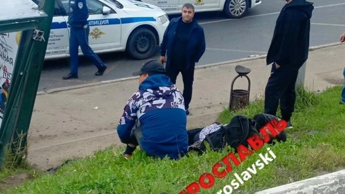 Очевидец про ДТП с влетевшим в остановку "Мерседесом": "Один погиб мгновенно, двоих выкинуло на газон"