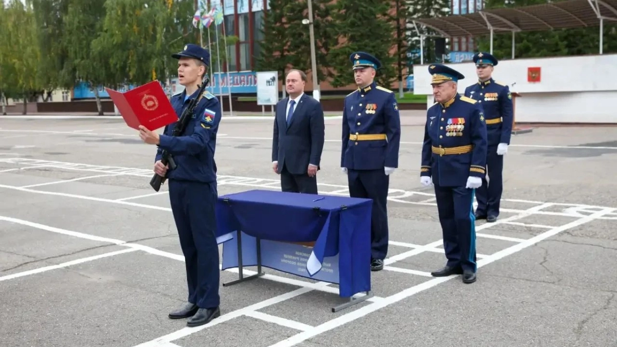 Курсанты ярославского училища ПВО приняли военную присягу на плацу