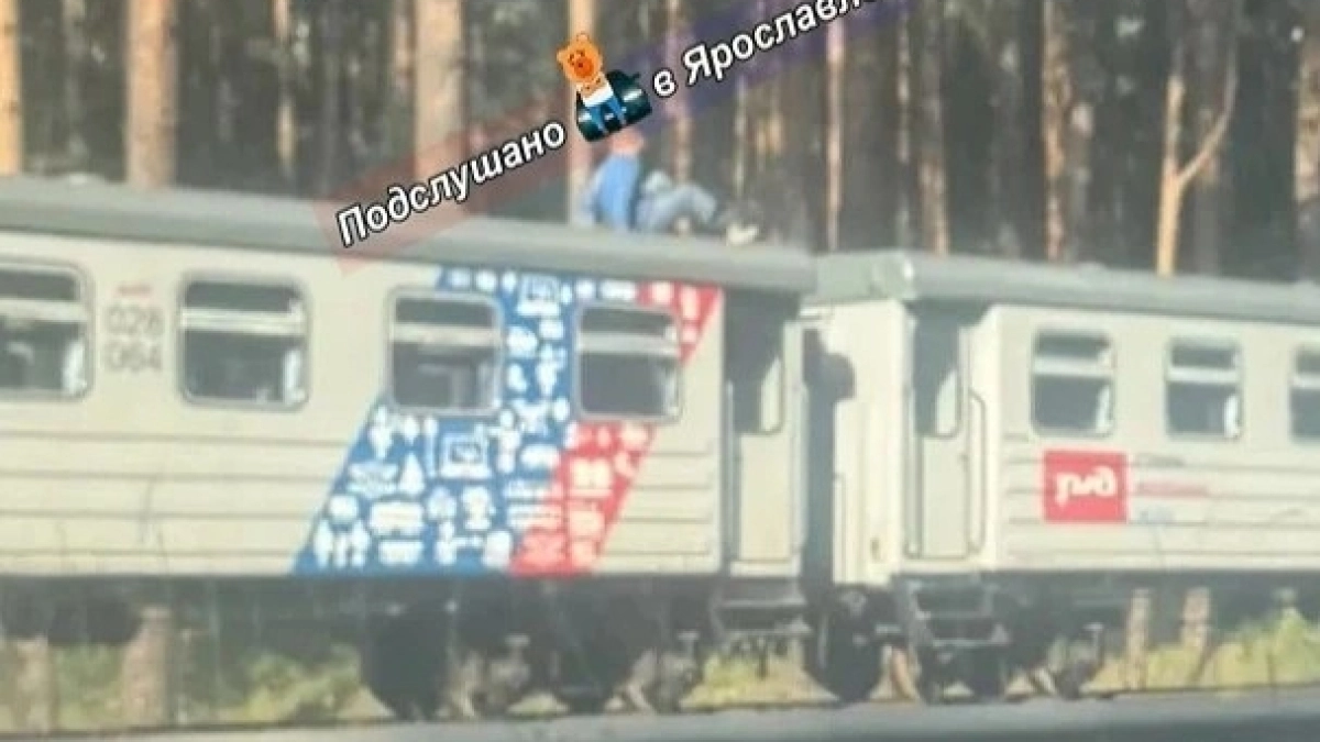 В Ярославле очевидцы засняли ребенка на крыше поезда Детской железной дороги