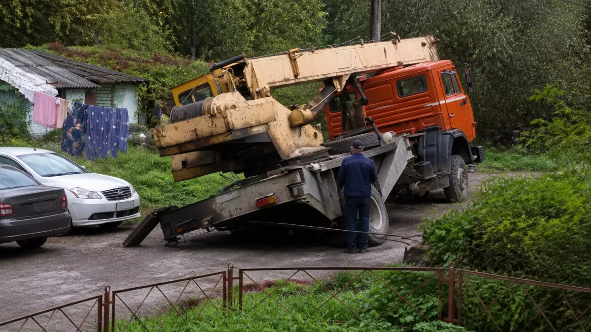 В Щедрино под спецтехникой обрушились плиты тепловой камеры на улице Садовой