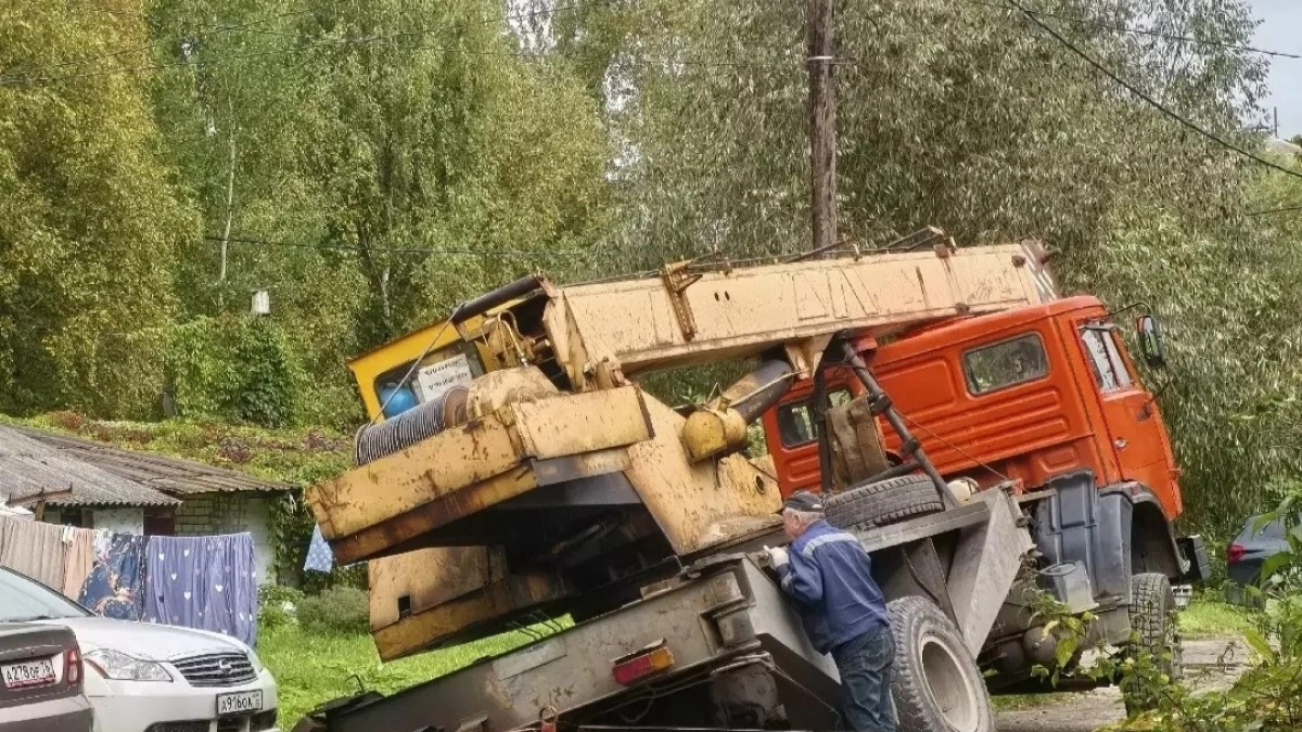 В ярославском поселке Щедрино спецтехника провалилась в тепловую камеру