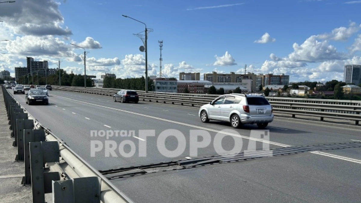 Власти Ярославля отреагировали на жалобы водителей: Октябрьский мост начнут ремонтировать по ночам