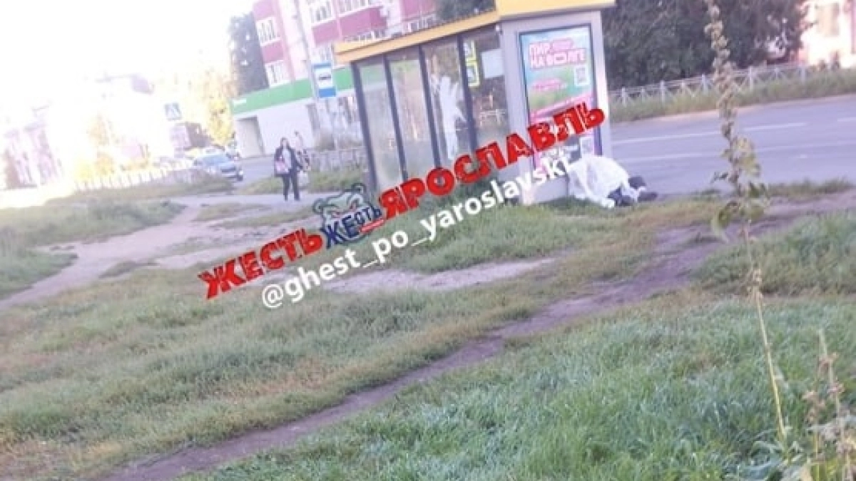На остановке в Красноперекопском районе Ярославля нашли мертвого мужчину