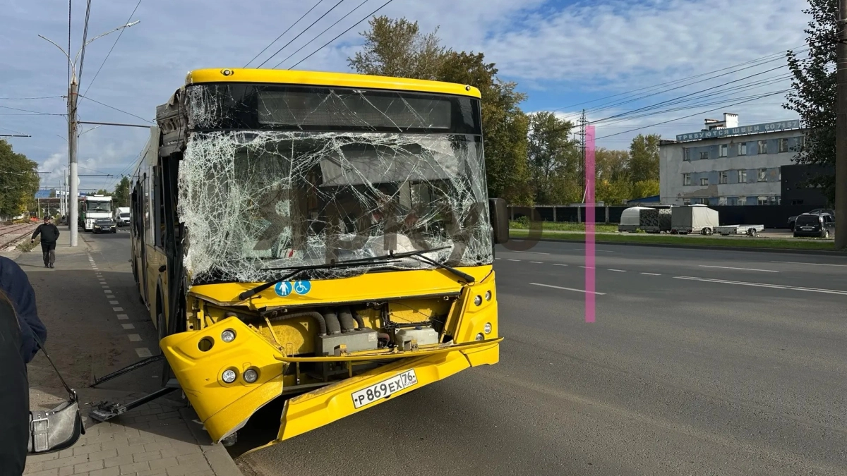 У Моторного завода автобус с пассажирами протаранил припаркованный грузовик