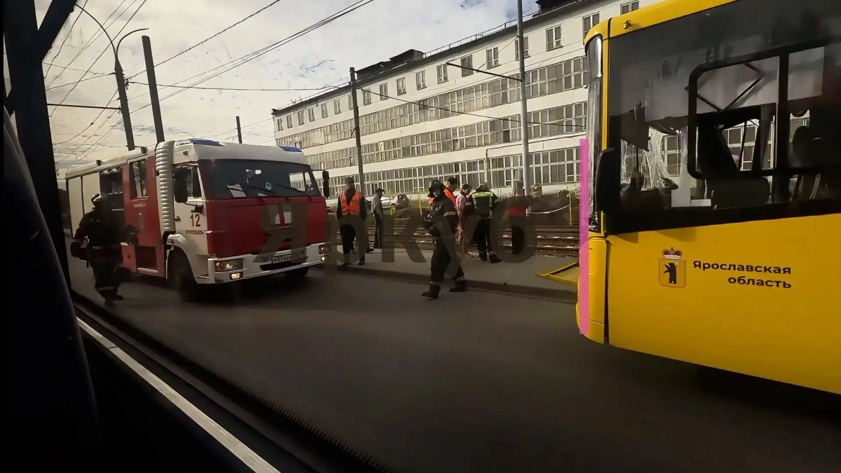 Водителю автобуса № 42 стало плохо за рулем перед ДТП у Моторного завода в Ярославле