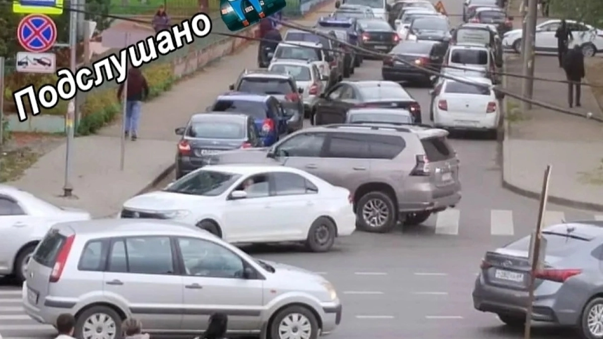 У больничного городка в Ярославле возник масштабный парковочный коллапс