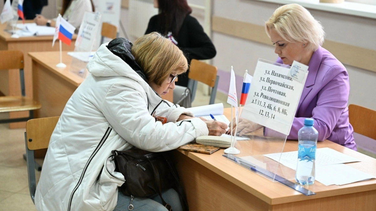 Выборы в Госдуму, химический запах в Ярославле и ограничения в аэропорту: главные новости за 18 сентября