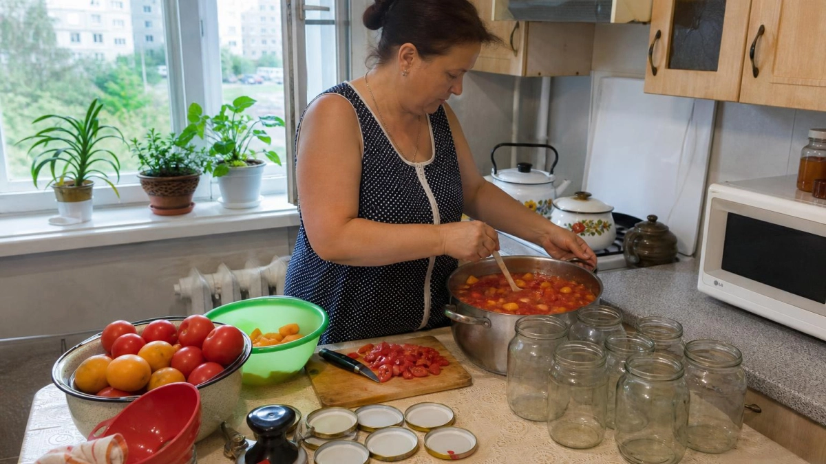 Помидоры по-фински с луком дольками: делаю по 30 банок этой кисло-сладкой закуски — съедают со стола первой