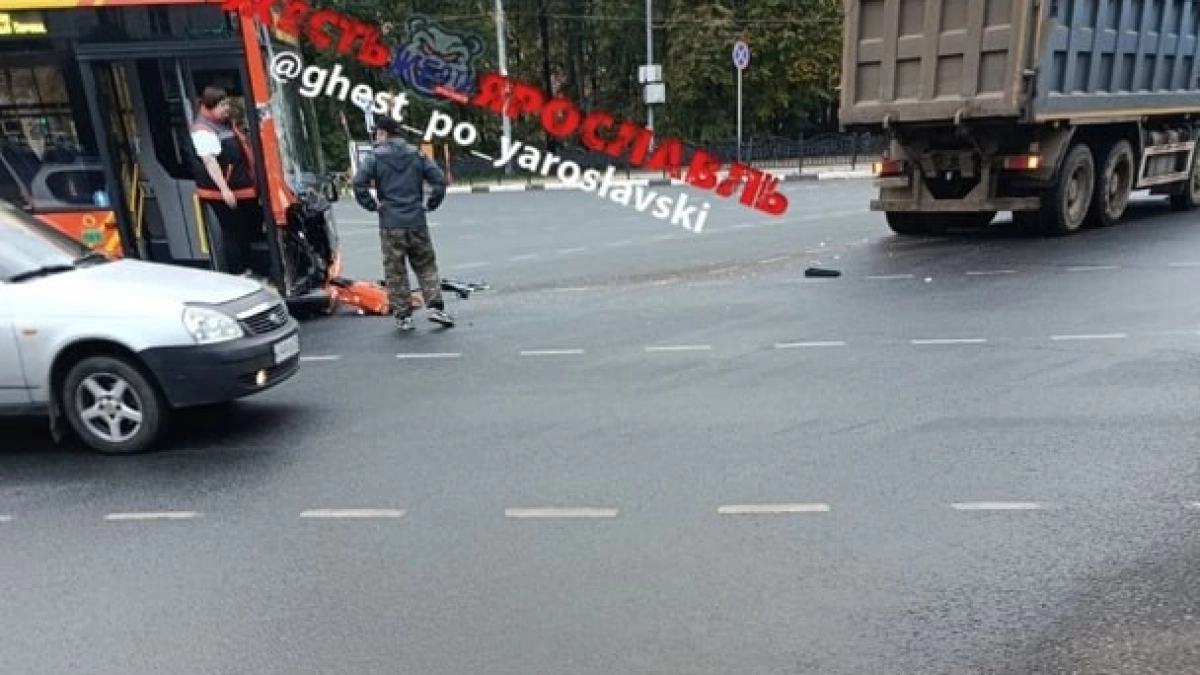 В центре Ярославля новый троллейбус протаранил самосвал «КАМАЗ»