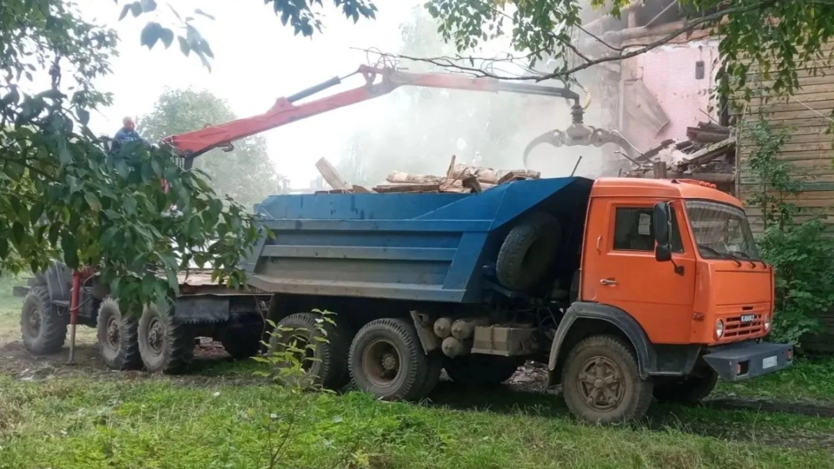 В Ярославской области демонтировано более 3100 аварийных и бесхозяйных строений