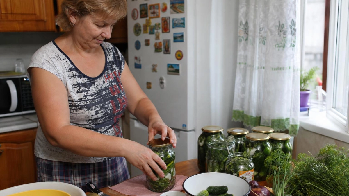 Огурцы по-сибирски: раскрываю рецепт холодной засолки без уксуса для звонкого хруста