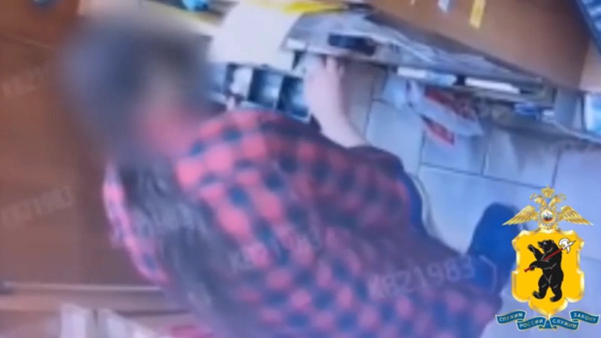 В Рыбинске стажёрка украла из кассы 7 тысяч рублей и попала на камеры видеонаблюдения