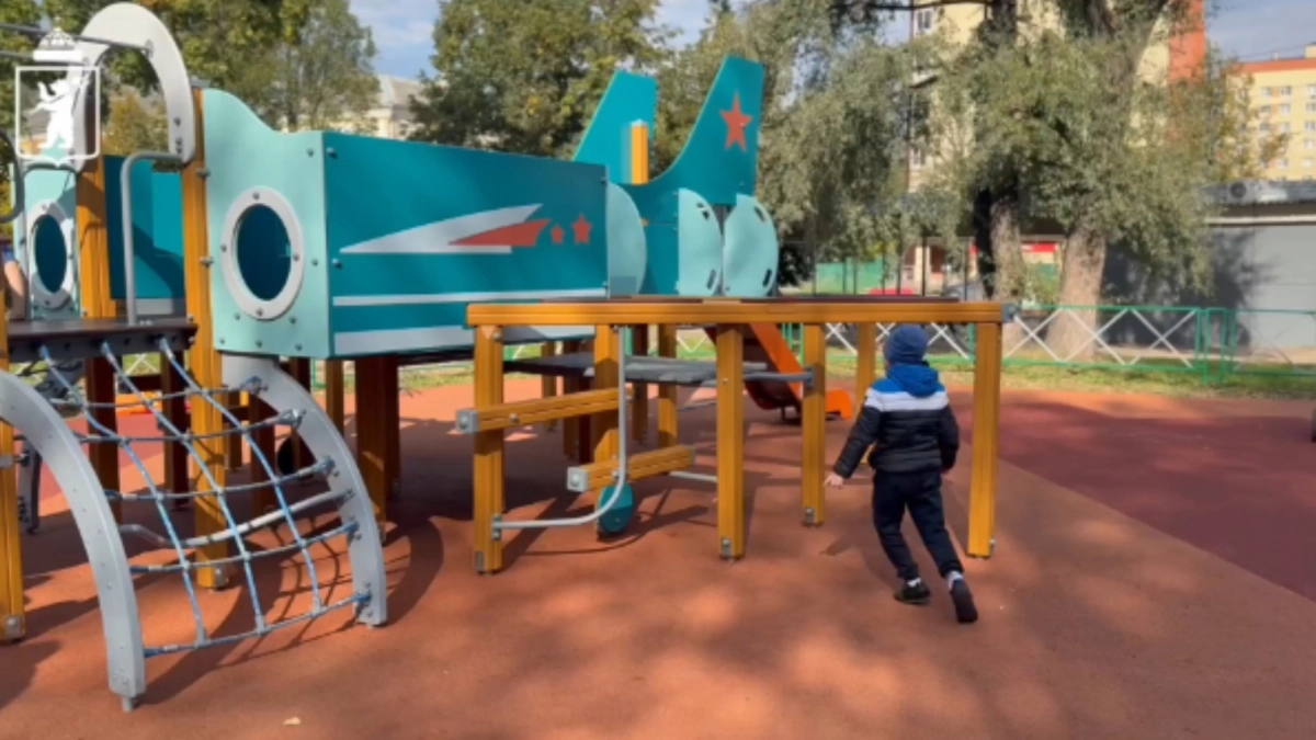 В сквере на улице Жукова открыли детскую площадку в авиационном стиле