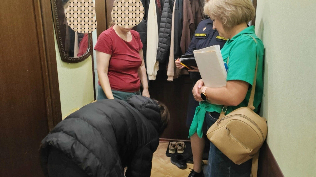 Сбежала из Мурманска и прятала сына: ярославские приставы изъяли запертого подростка