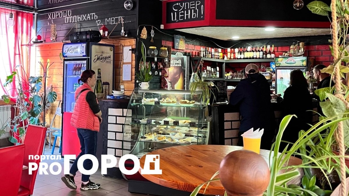 Бутерброд с икрой за 45 рублей и советская корзиночка: в брагинской закусочной сохранили цены из нулевых