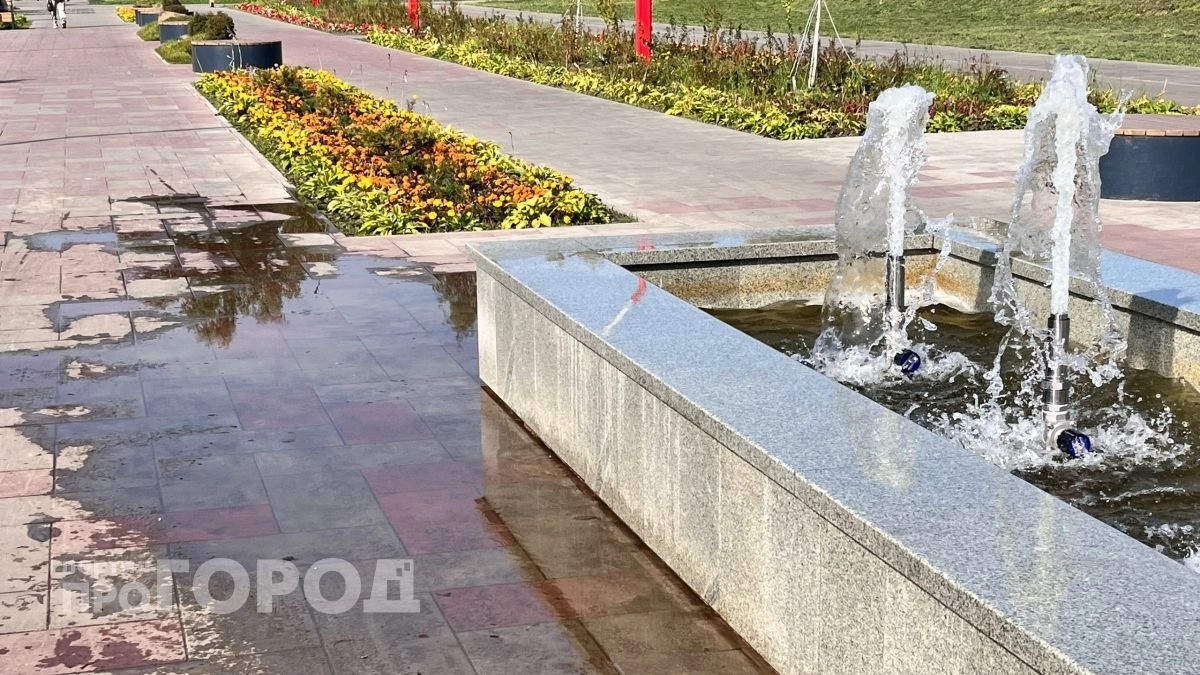 В Брагино на аллее Ивана Ткаченко вода из фонтанов выливается на дорожки