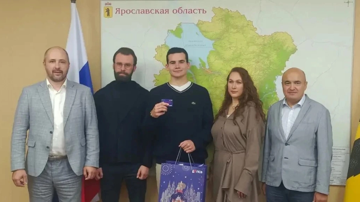 Волейболист и активист: Роман Чеховской стал 30-тысячным держателем «Карты жителя Ярославской области» ПСБ
