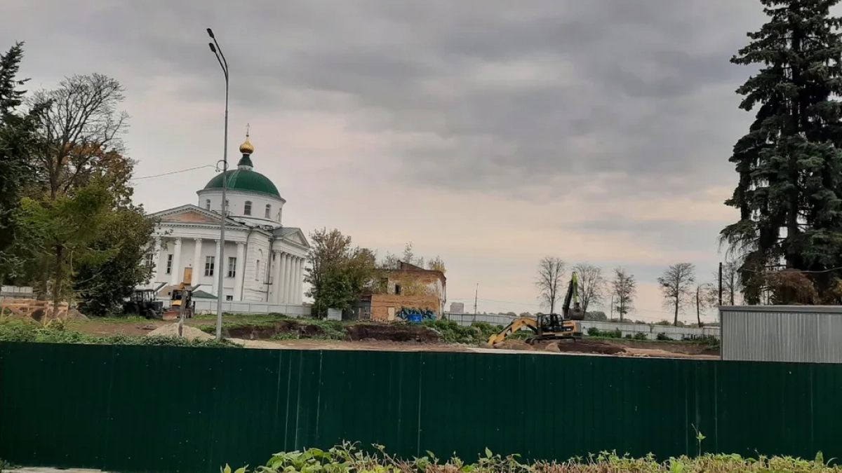 На Волжской набережной в Ярославле начались работы под гостиницу