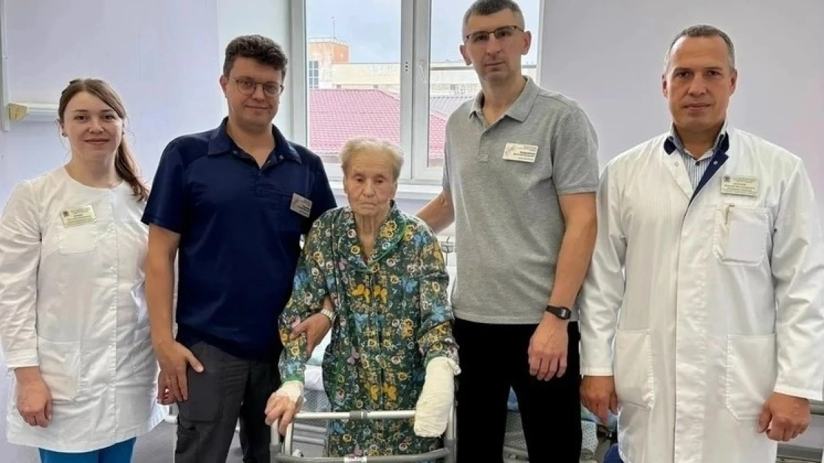 Столетняя ярославна снова встала на ноги: травматологи больницы им. Соловьёва вылечили перелом бедра