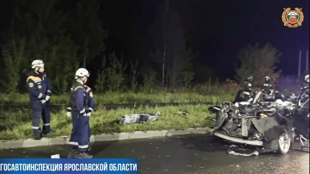 В Ярославле 32-летний водитель BMW насмерть разбился о фуру